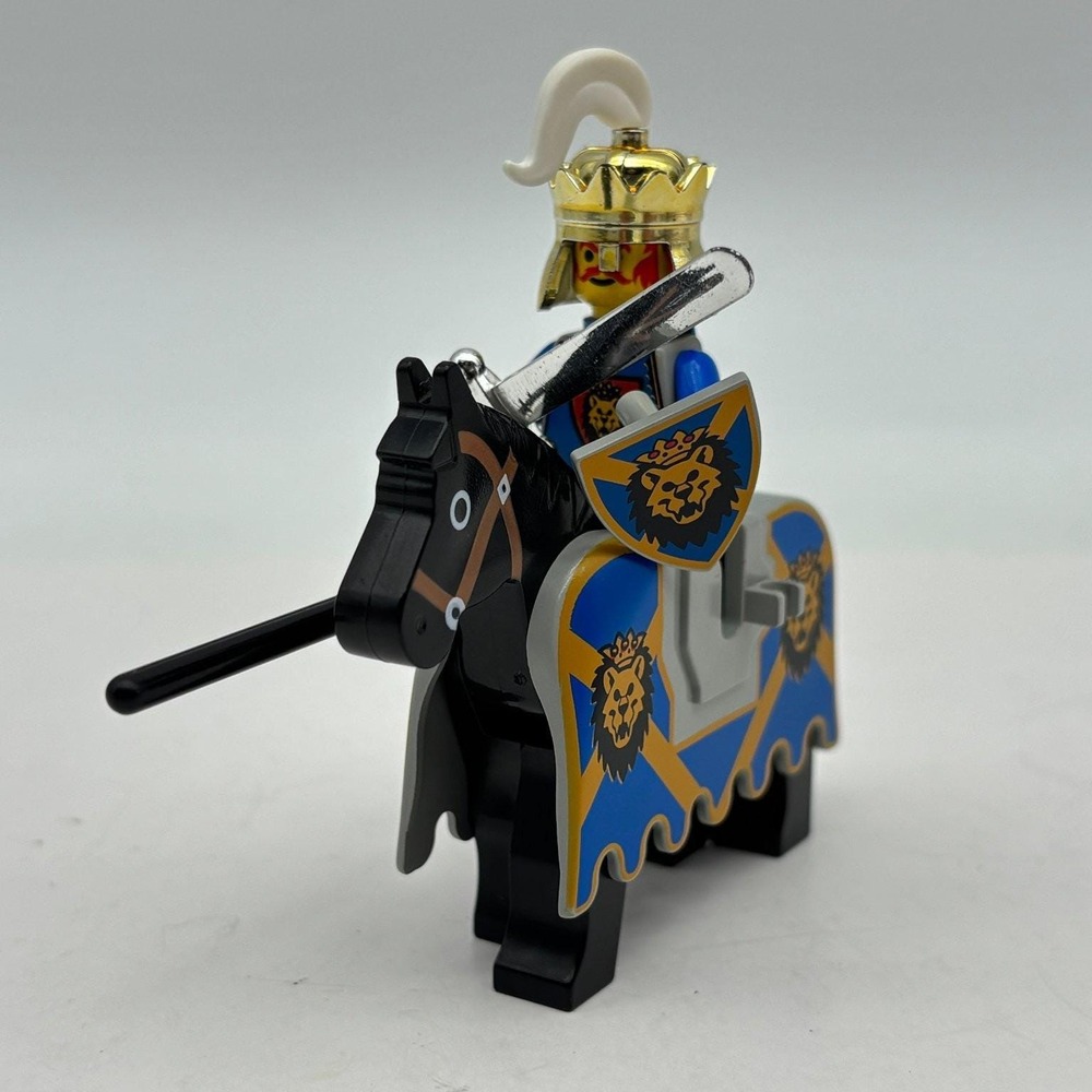 LEGO Castle Royal Knights King Leo Horse Rider Lion Shield Chrome Helmet Vintage
